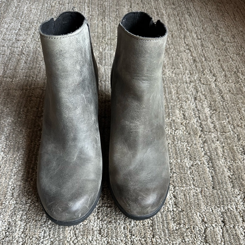 Grey leather sorrel booties size 9